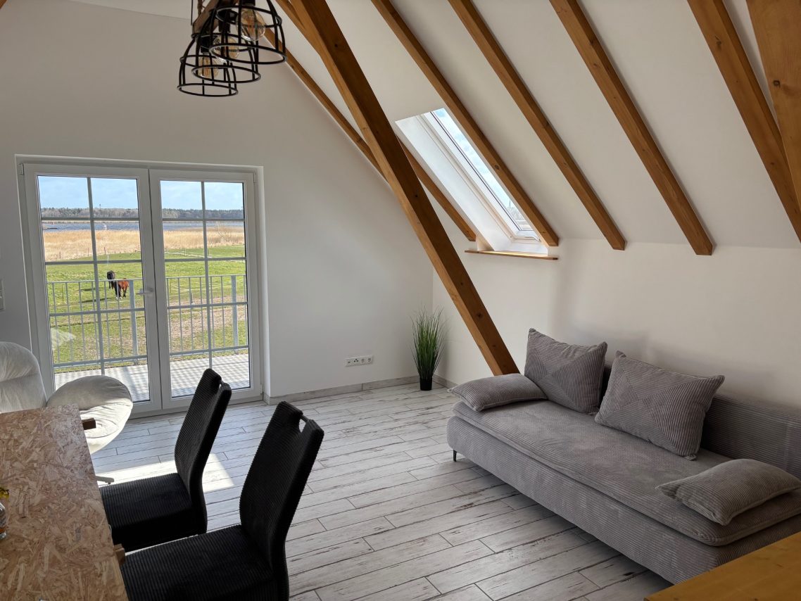 Wohnzimmer mit Blick auf das Peeneufer